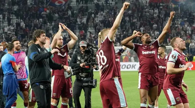 Anglické kluby môžu triumfovať vo všetkých troch európskych pohároch