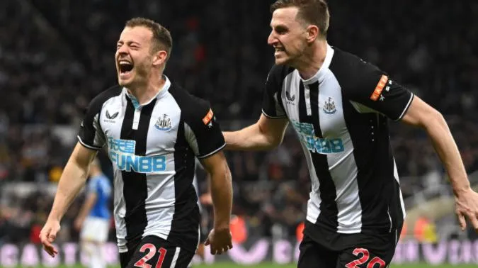 Manchester United mimo top štvorky, Newcastle mimo pásma zostupu