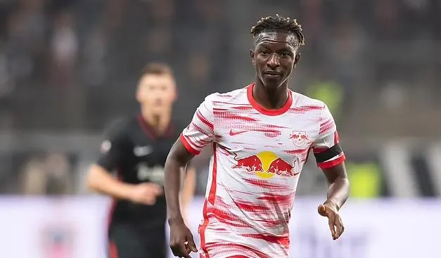 Manchester United sa zaujíma o záložníka Haidaru z Lipska