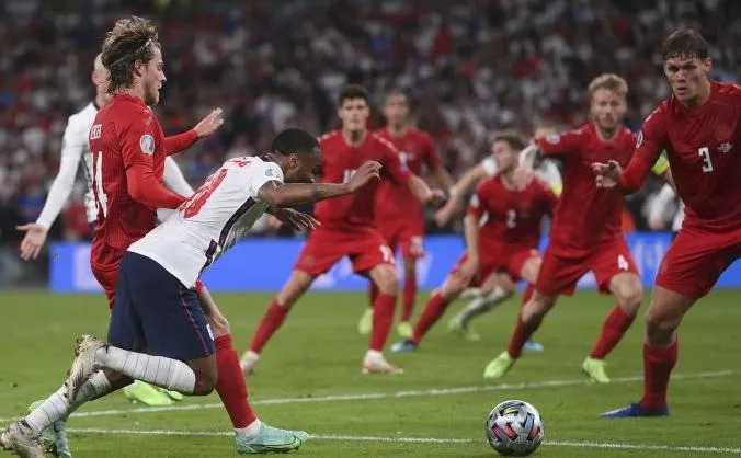 Anglicko sa aj s pomocou rozhodcov prebojovalo do finále Euro 2020