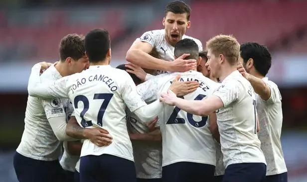 Manchester City ďalej valcuje, Liverpool pokračuje v trápení