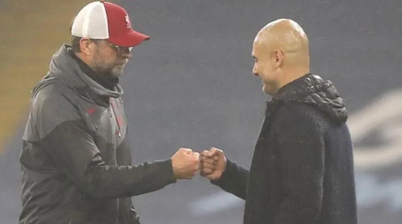 Chris Sutton: Manažéri väčších klubov sa správajú ako rozmaznané deti