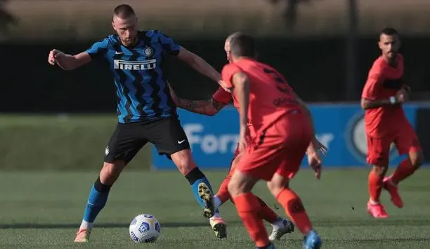 Tottenham sa nevzdáva možnosti získania Milana Škriniara