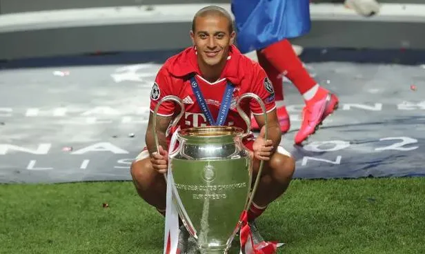 Liverpool sa dohodol s Bayernom na prestupe Thiaga Alcantaru