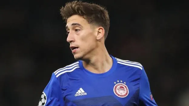 Liverpool je blízko získania gréckeho obrancu Kostasa Tsimikasa