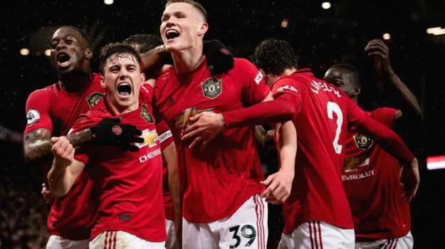 Liverpool dve výhry od titulu, Manchester United bližšie k Lige majstrov