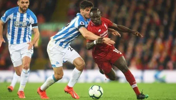 36. kolo Premier League: Liverpool prevalcoval Huddersfield [VIDEO]