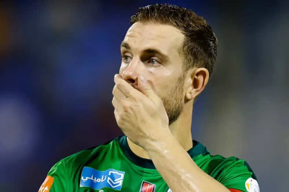 Jordan Henderson: Mal byť legendou červených, teraz skončí kariéru v trápiacom sa Ajaxe