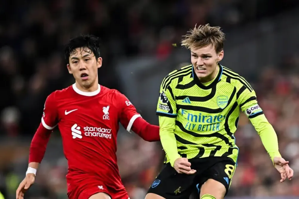 Howard Webb: Liverpool mal proti Arsenalu zahrávať pokutový kop