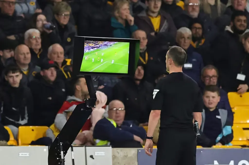 Kluby Premier League budú hlasovať o zrušení VAR od budúcej sezóny